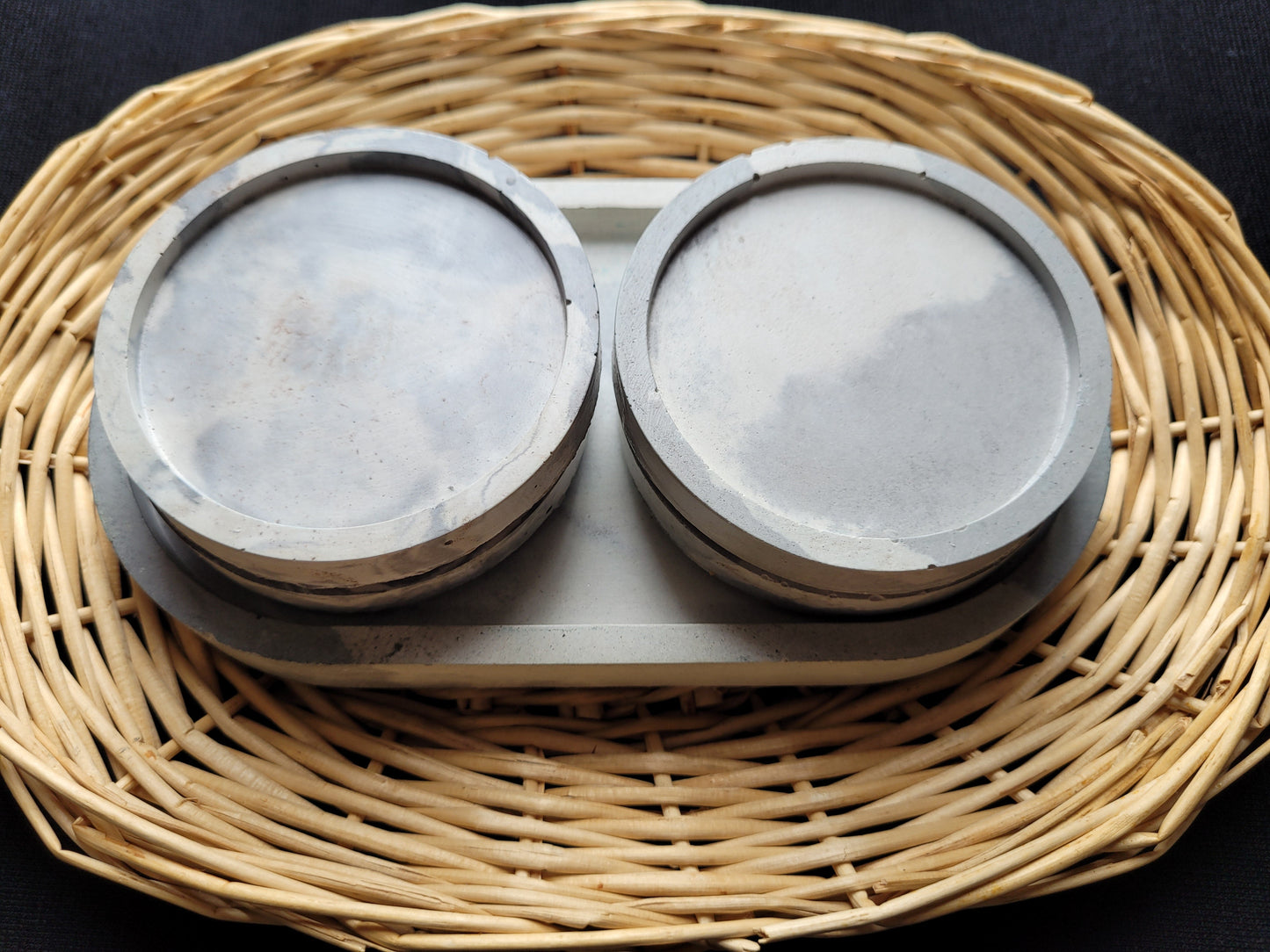 4 small coasters on tray, concrete